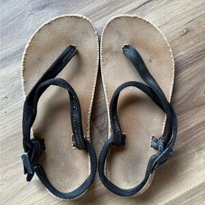 Woman’s sz 8 Earth Runner barefoot sandals